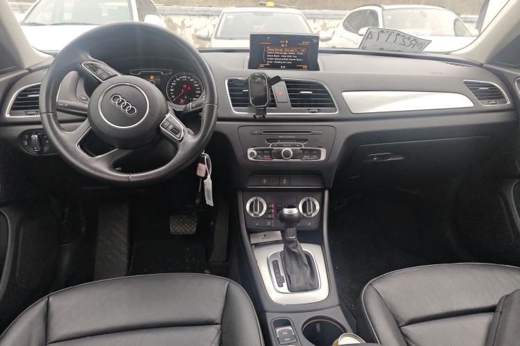 Used Audi Q3 2013 35 TFSI Comfort Model Center Console