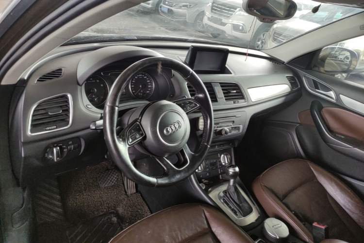 Used Audi Q3 2013 35 TFSI quattro Technology Edition Center Console