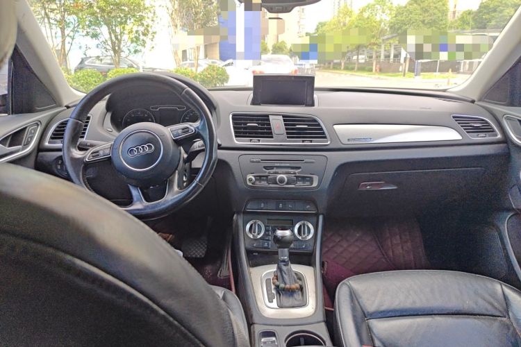 Used Audi Q3 2013 35 TFSI Comfort Model Center Console