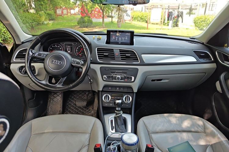 Used Audi Q3 2013 35 TFSI Comfort Model Center Console