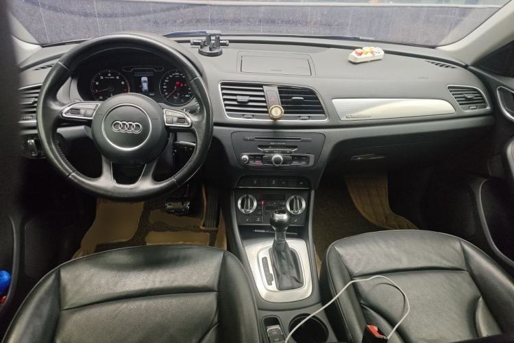 Used Audi Q3 2013 35 TFSI Comfort Model Center Console