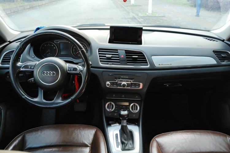 Used Audi Q3 2013 35 TFSI quattro Comfort Model Center Console