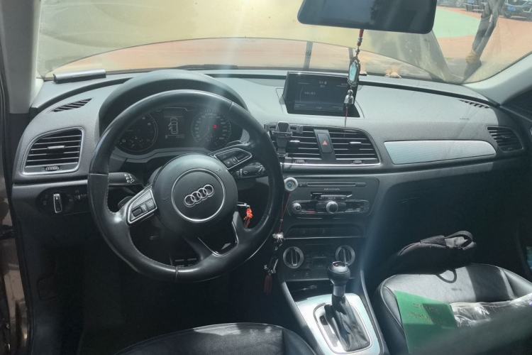 Used Audi Q3 2013 35 TFSI Comfort Model Center Console