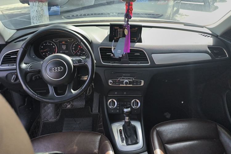 Used Audi Q3 2013 35 TFSI Comfort Model Center Console