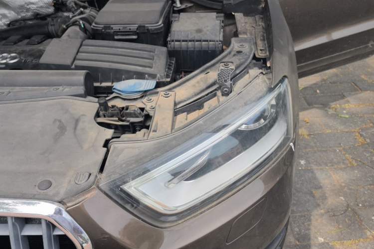 Used Audi Q3 2013 35 TFSI Comfort Model Engine Bay Left