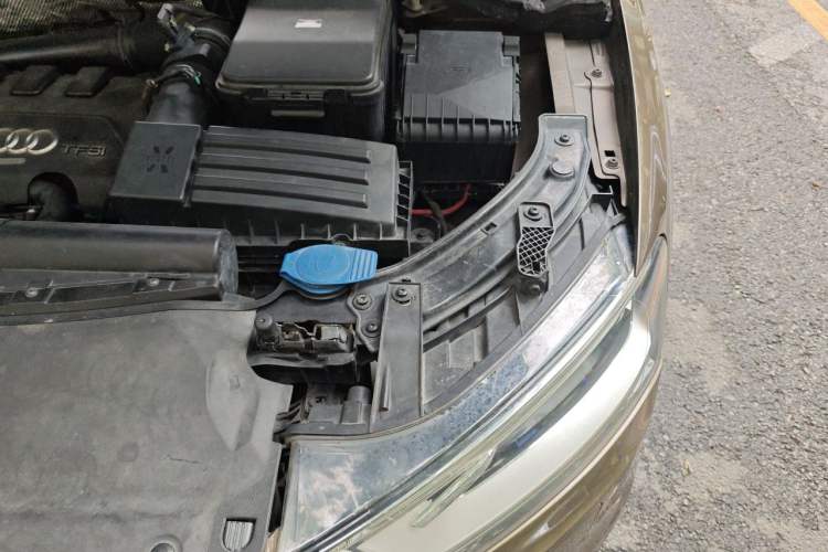 Used Audi Q3 2013 35 TFSI Comfort Model Engine Bay Left