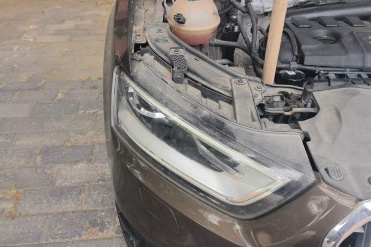 Used Audi Q3 2013 35 TFSI Comfort Model Engine Bay Right