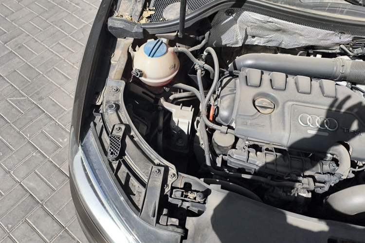 Used Audi Q3 2013 35 TFSI Comfort Model Engine Bay Right