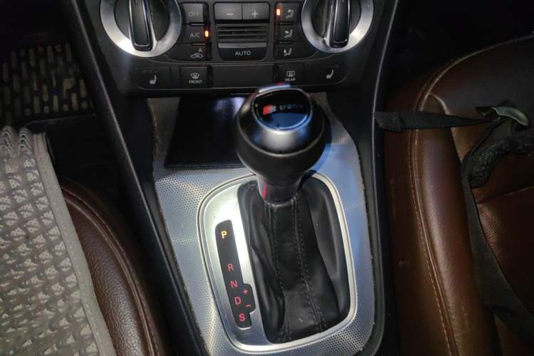 Used Audi Q3 2013 35 TFSI Comfort Model Gear Lever