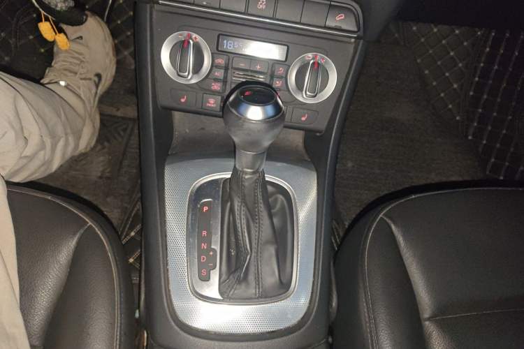 Used Audi Q3 2013 35 TFSI quattro Comfort Model Gear Lever