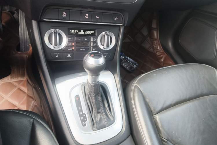 Used Audi Q3 2013 35 TFSI quattro Technology Edition Gear Lever