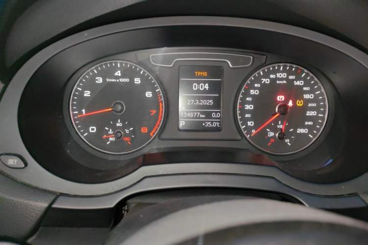 Used Audi Q3 2013 35 TFSI Comfort Model Odometer Close Up