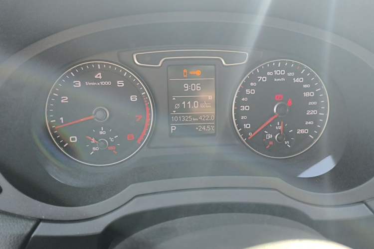 Used Audi Q3 2013 35 TFSI Comfort Model Odometer Close Up