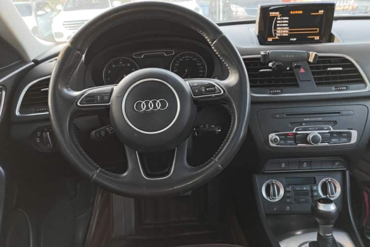 Used Audi Q3 2013 35 TFSI quattro Comfort Model Steering Wheel