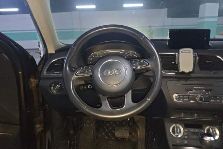 Used Audi Q3 2013 35 TFSI quattro Comfort Model Steering Wheel