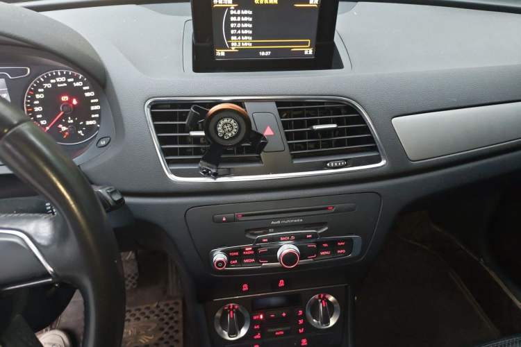 Used Audi Q3 2013 35 TFSI Ambition Edition Audio And AC Panel