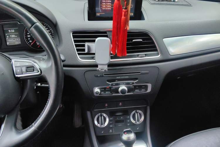 Used Audi Q3 2013 35 TFSI Comfort Model Audio And AC Panel