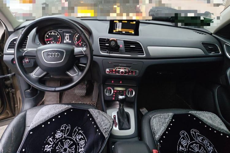 Used Audi Q3 2013 35 TFSI Ambition Edition Center Console