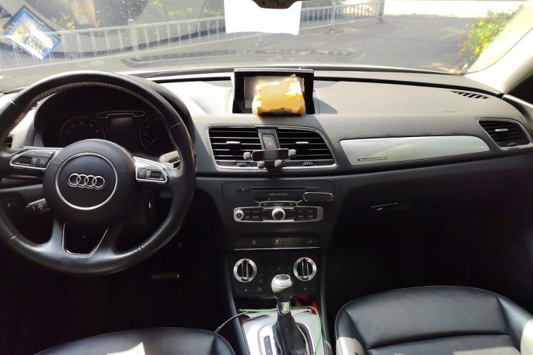 Used Audi Q3 2013 35 TFSI quattro Comfort Model Center Console