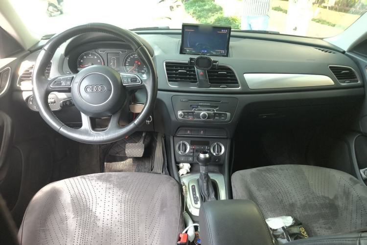 Used Audi Q3 2013 35 TFSI Comfort Model Center Console