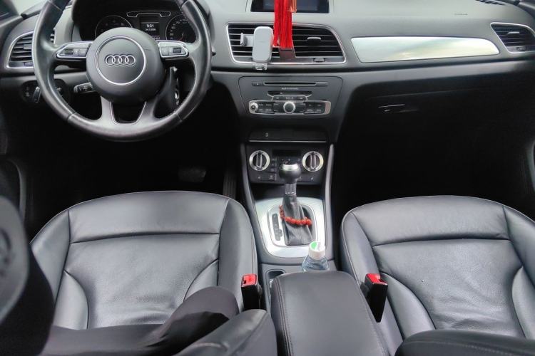 Used Audi Q3 2013 35 TFSI Comfort Model Center Console