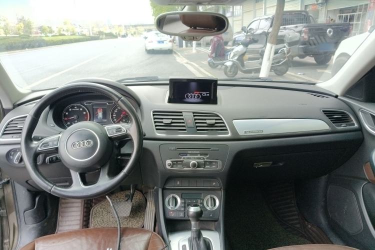Used Audi Q3 2013 35 TFSI Comfort Model Center Console