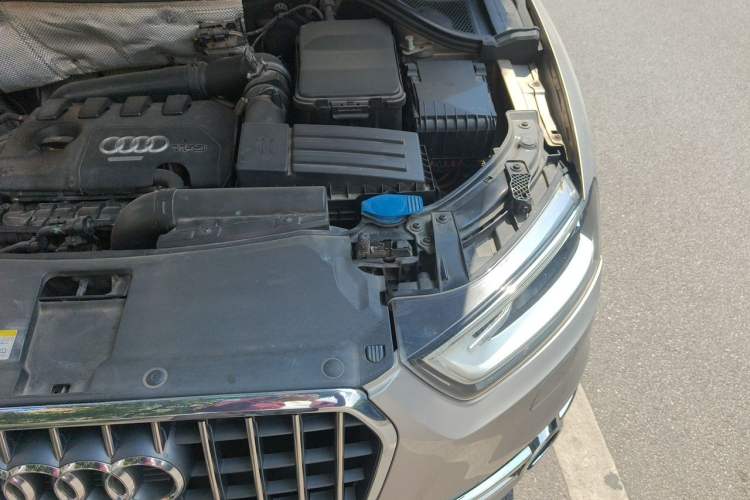 Used Audi Q3 2013 35 TFSI Comfort Model Engine Bay Left