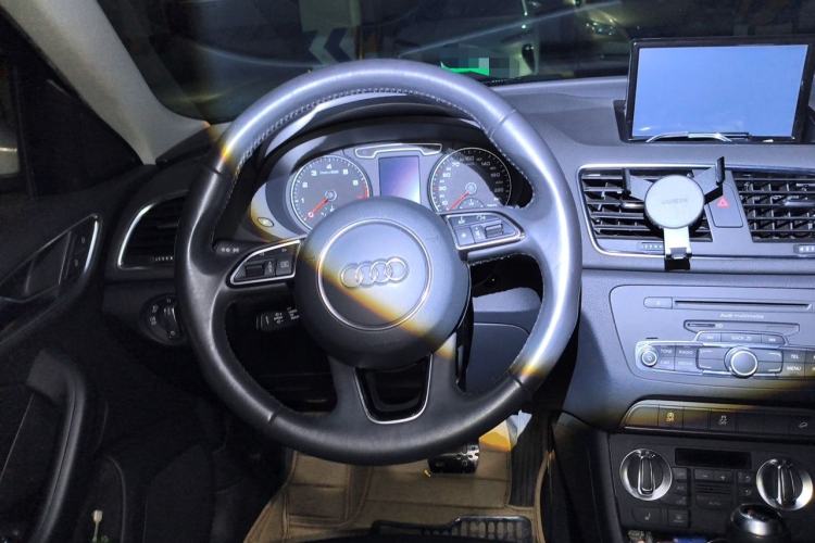Used Audi Q3 2013 35 TFSI quattro Comfort Model Steering Wheel