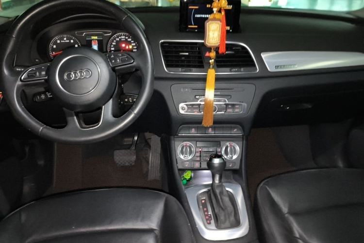 Used Audi Q3 2013 35 TFSI quattro Comfort Model Center Console