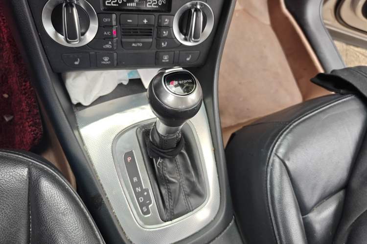 Used Audi Q3 2013 35 TFSI quattro Technology Edition Gear Lever