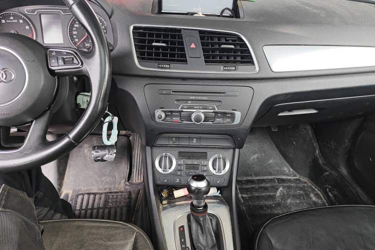 Used Audi Q3 2013 35 TFSI Comfort Model Audio And AC Panel