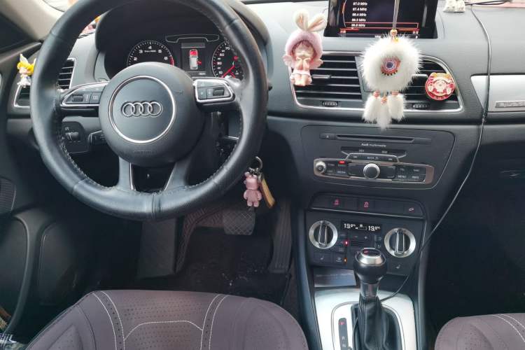 Used Audi Q3 2013 35 TFSI quattro Technology Edition Audio And AC Panel