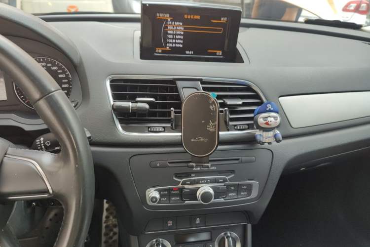 Used Audi Q3 2013 35 TFSI Ambition Edition Audio And AC Panel