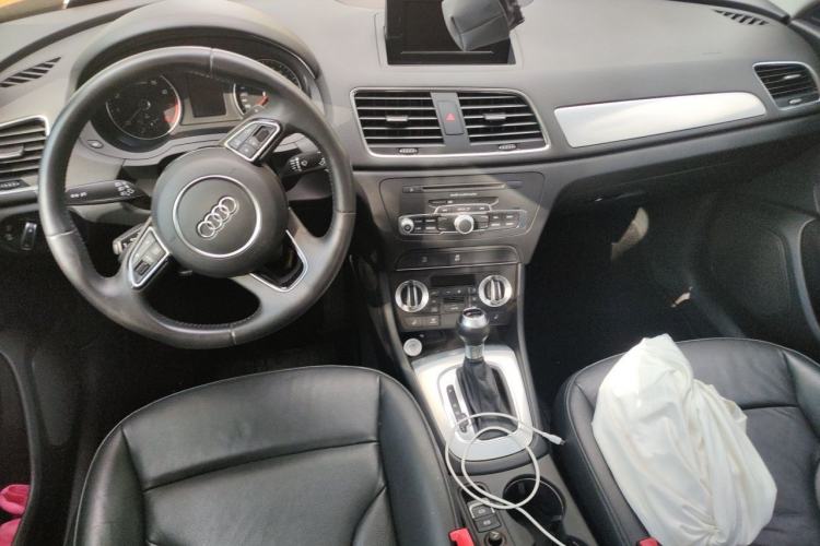 Used Audi Q3 2013 35 TFSI Comfort Model Center Console