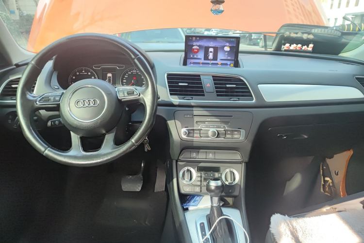 Used Audi Q3 2013 35 TFSI Comfort Model Center Console