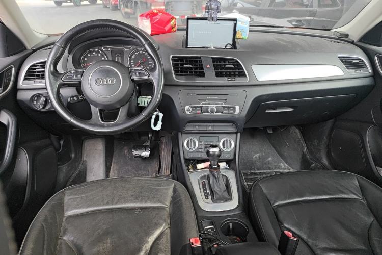 Used Audi Q3 2013 35 TFSI Comfort Model Center Console