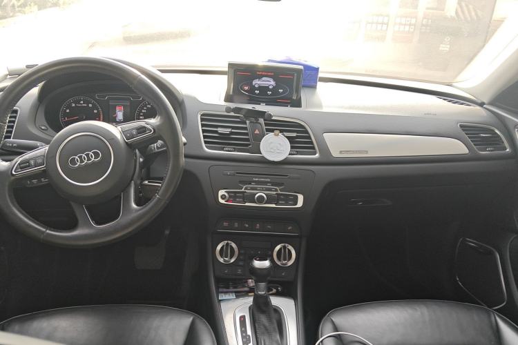 Used Audi Q3 2013 35 TFSI quattro Luxury Model Center Console
