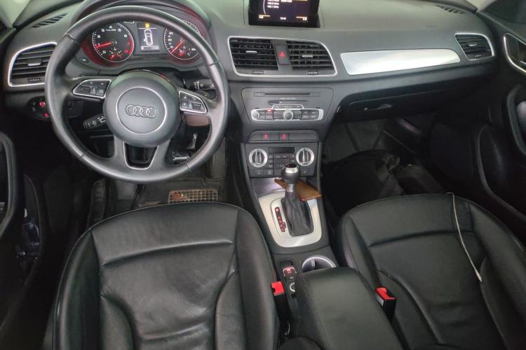 Used Audi Q3 2013 35 TFSI Comfort Model Center Console