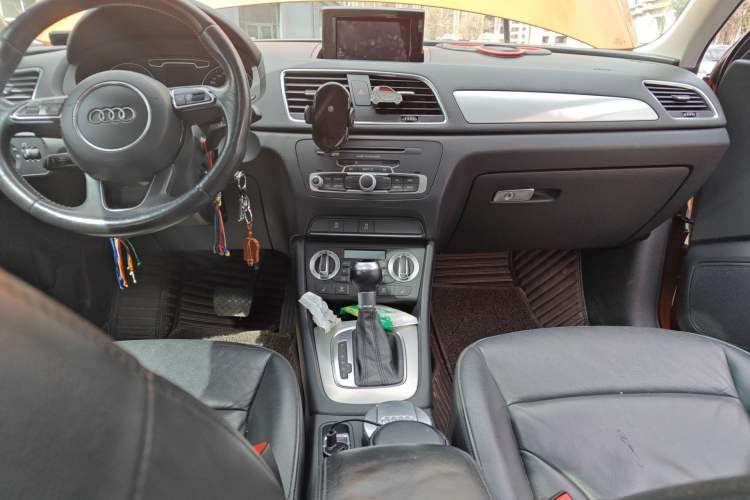 Used Audi Q3 2013 35 TFSI Comfort Model Center Console