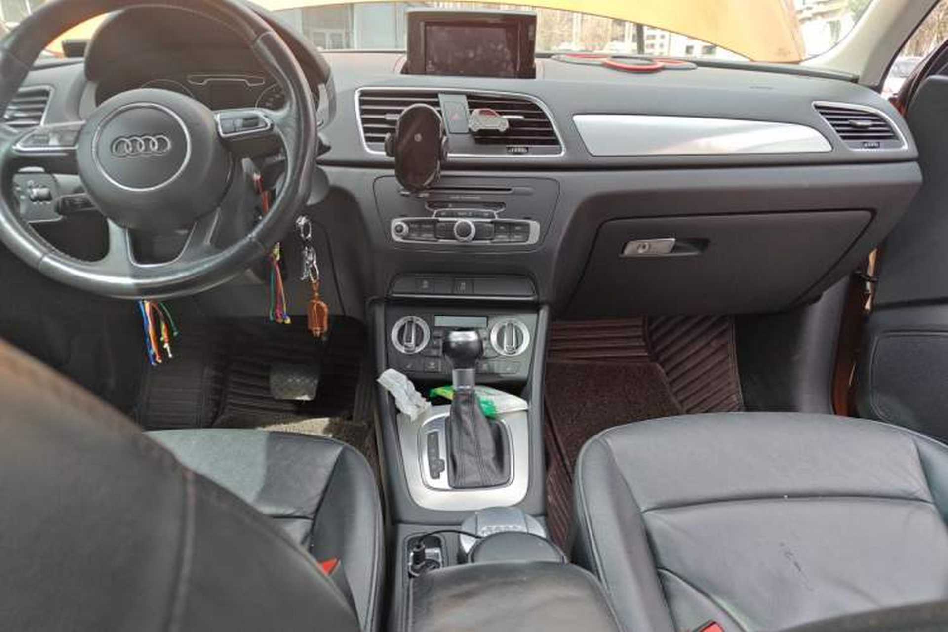 Used Audi Q3 2013 35 TFSI Comfort Model Center Console