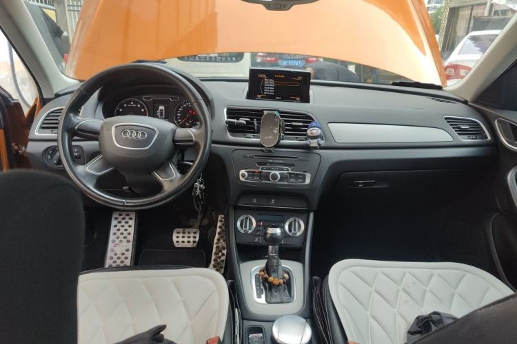 Used Audi Q3 2013 35 TFSI Ambition Edition Center Console