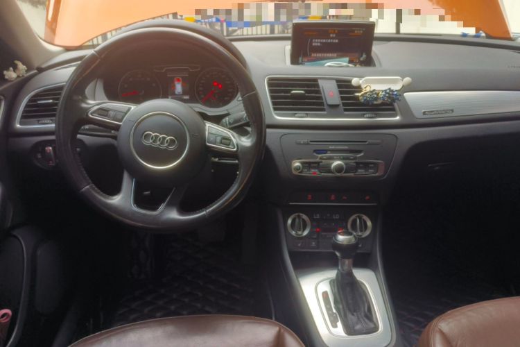 Used Audi Q3 2013 35 TFSI quattro Comfort Model Center Console