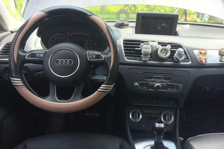 Used Audi Q3 2013 35 TFSI quattro Technology Edition Center Console