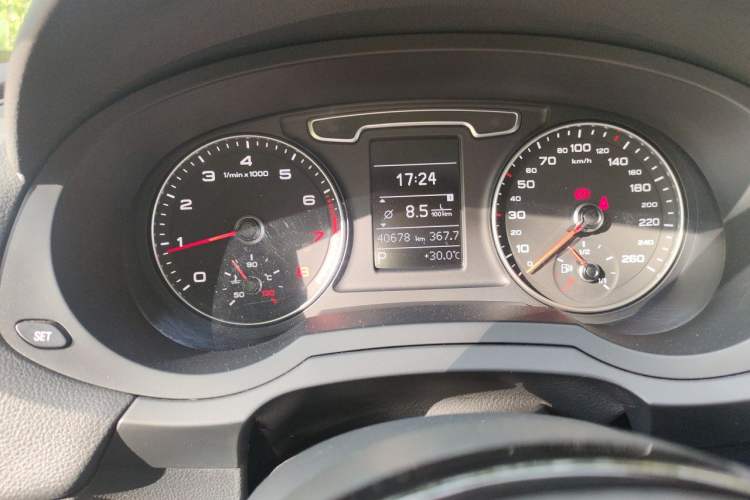 Used Audi Q3 2013 35 TFSI Comfort Model Odometer Close Up