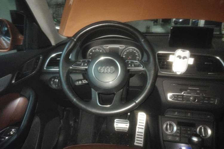 Used Audi Q3 2013 35 TFSI quattro Comfort Model Steering Wheel