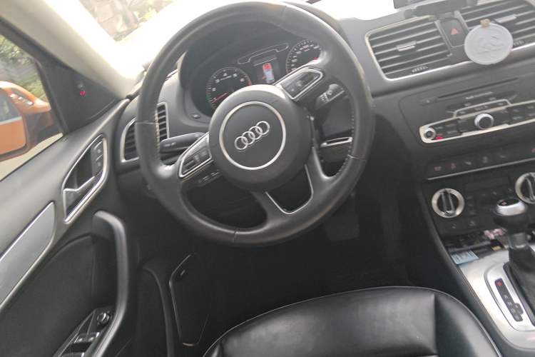 Used Audi Q3 2013 35 TFSI quattro Luxury Model Steering Wheel