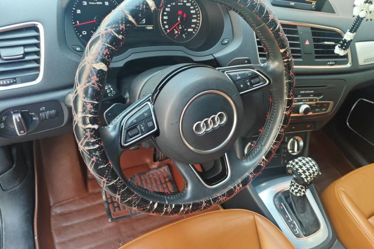 Used Audi Q3 2013 35 TFSI quattro Luxury Model Steering Wheel