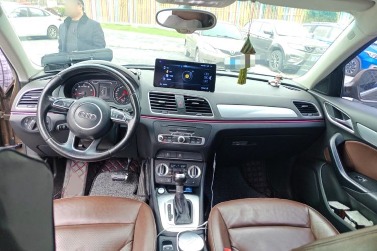 Used Audi Q3 2013 35 TFSI Comfort Model Center Console