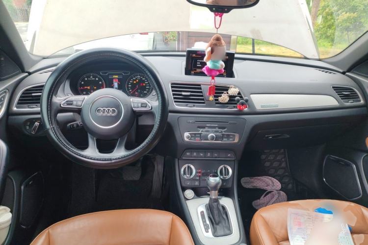 Used Audi Q3 2013 40 TFSI quattro Luxury Model Center Console