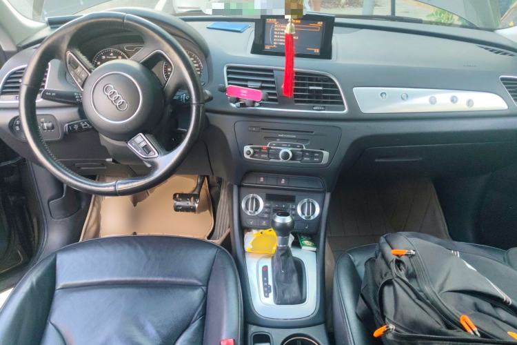 Used Audi Q3 2013 35 TFSI Comfort Model Center Console